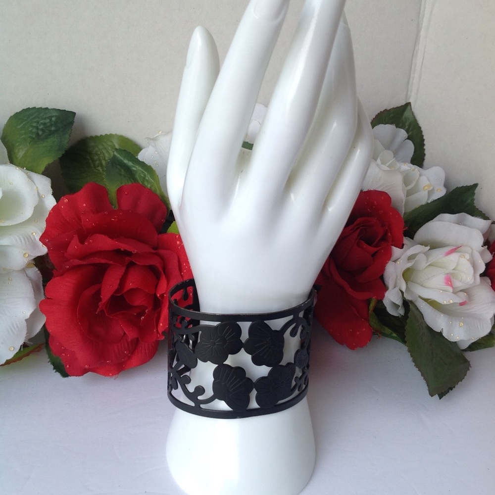 Wide Cuff Bangle Blk Metal Flower Scroll Bracelet